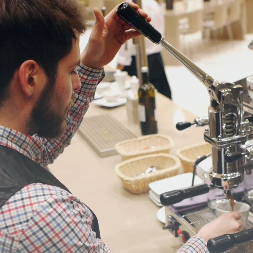 Café-Mobil-Barista an der Handhebel-Espressomaschine