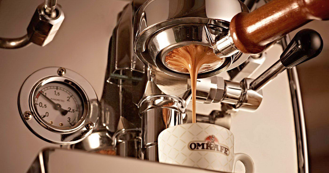 Espresso-Extraktion in eine Omkafe-Tasse